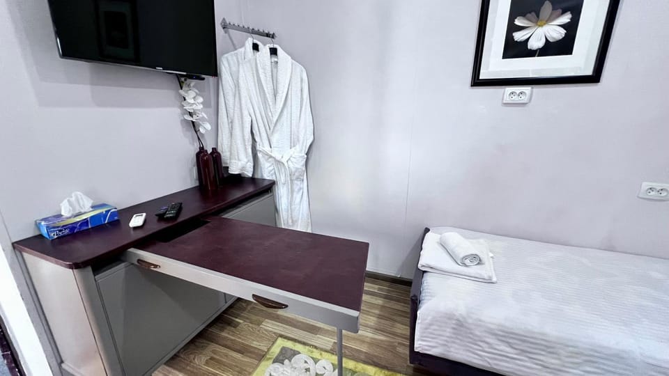 Bed, TV and multimedia, Photo of the whole room, Bedroom, furniture, towels