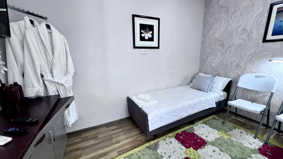 Bed, TV and multimedia, Photo of the whole room, Bedroom, furniture, towels