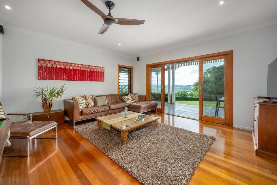 TV and multimedia, Living room, Seating area, fireplace