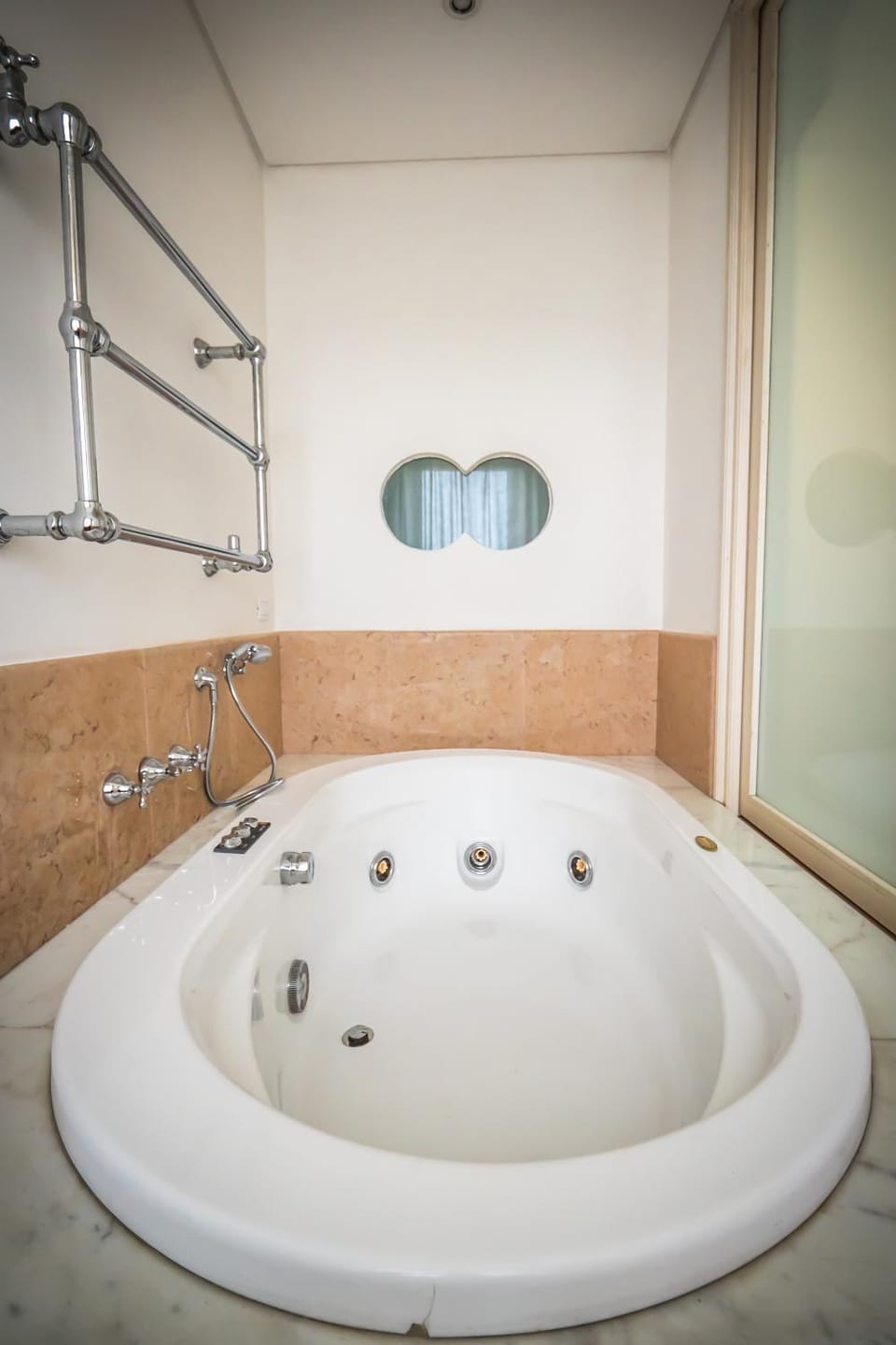 Hot Tub, Hot Tub, Bathroom, Spa and wellness centre/facilities, Landmark view