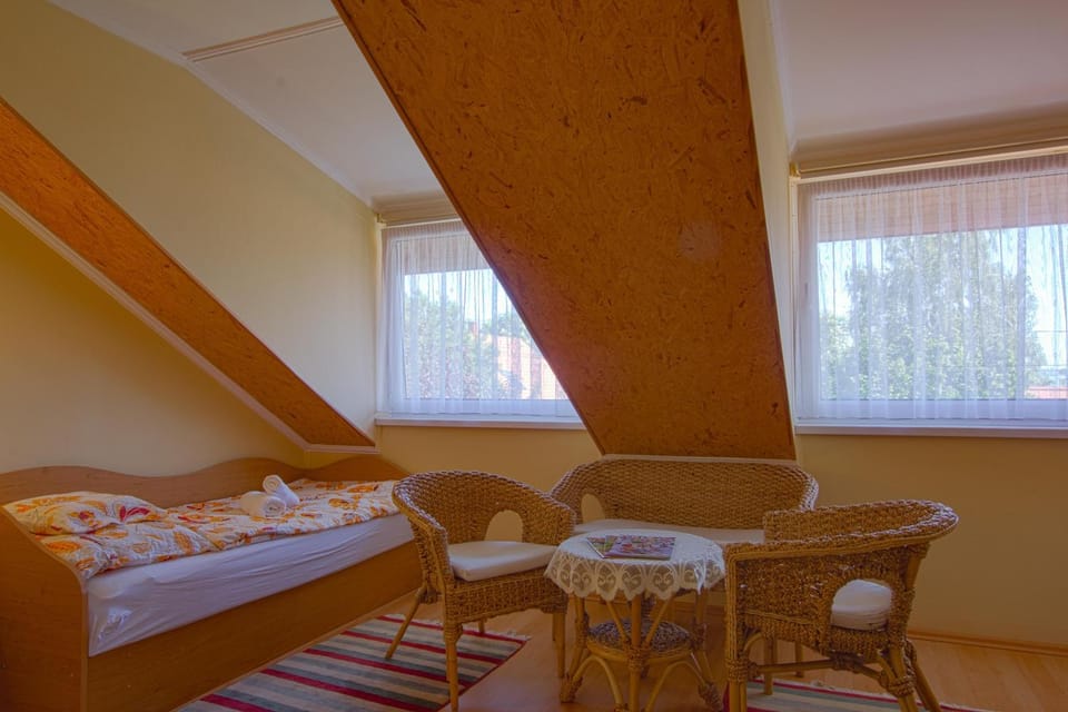 Bed, Seating area, Bedroom