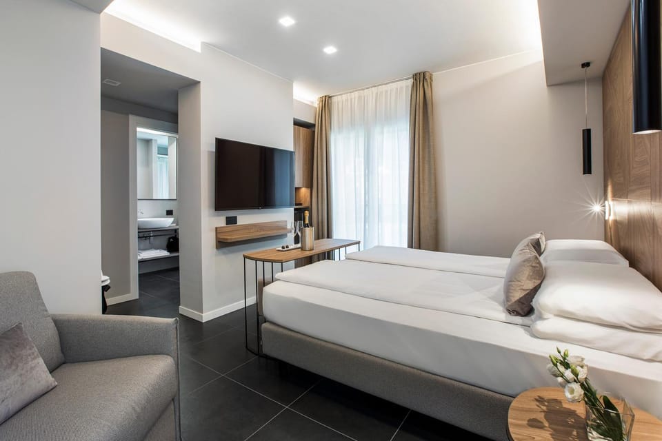 Bed, TV and multimedia, Photo of the whole room, Seating area, Bedroom, Lake view, towels