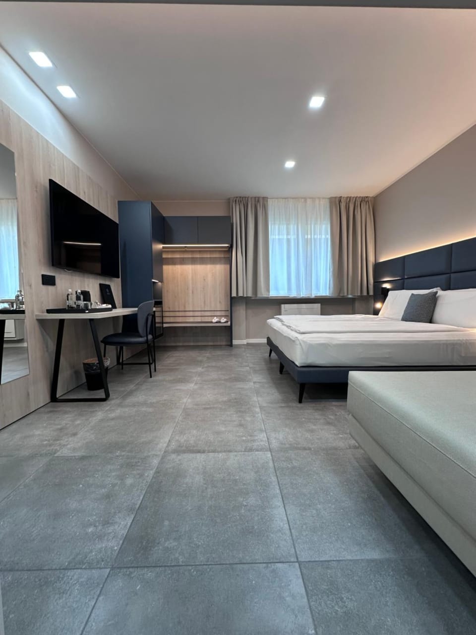 Bed, TV and multimedia, Photo of the whole room, Seating area, Bedroom, wardrobe