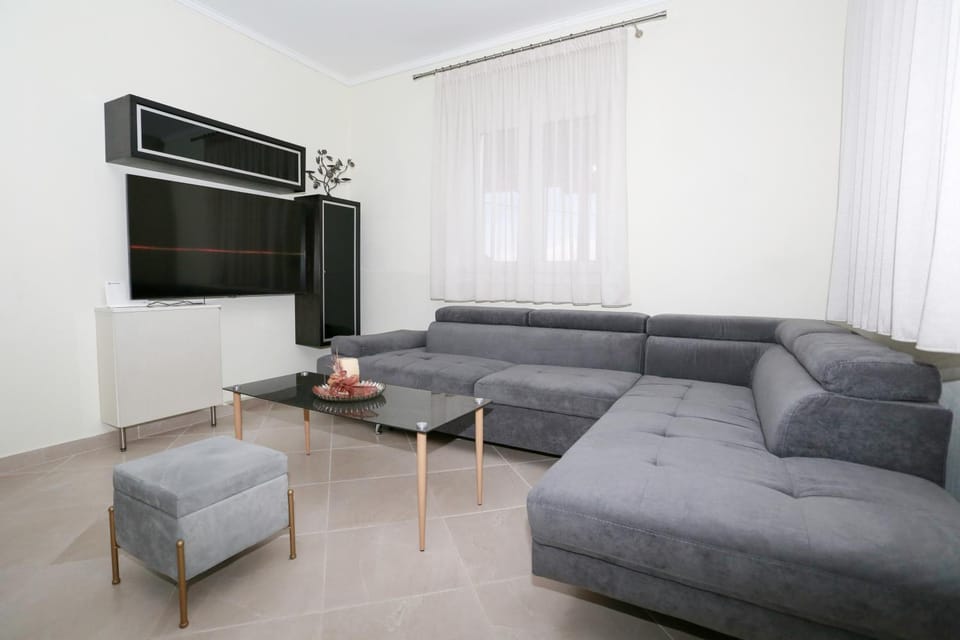 TV and multimedia, Living room, Seating area, air conditioner