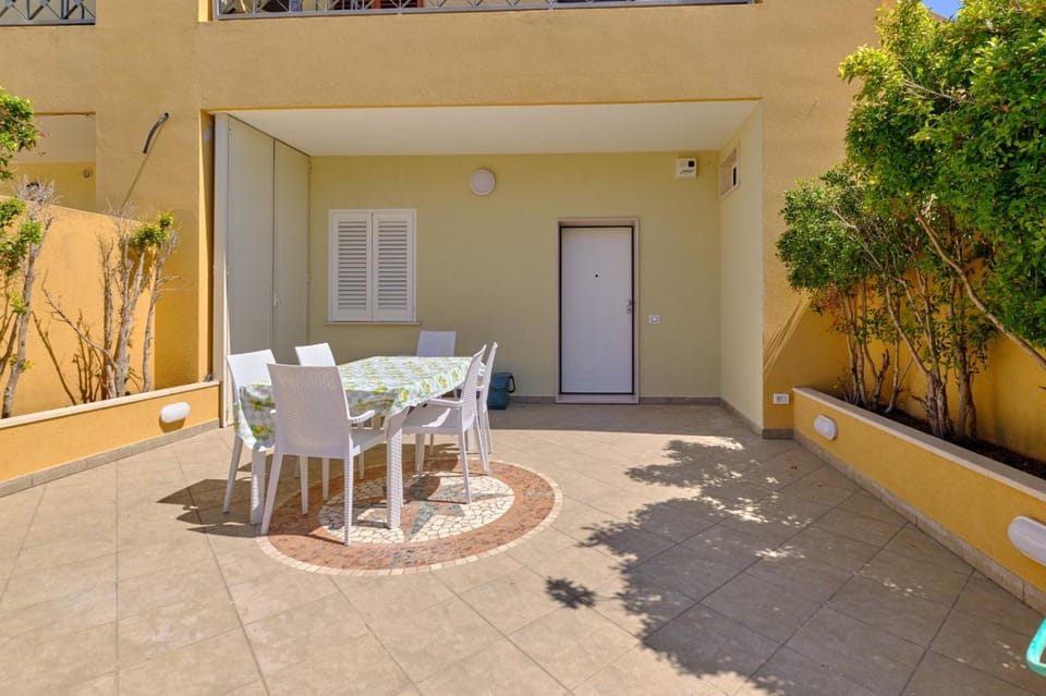 Facade/entrance, Balcony/Terrace