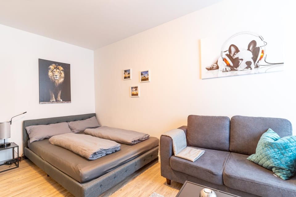 Bed, Seating area