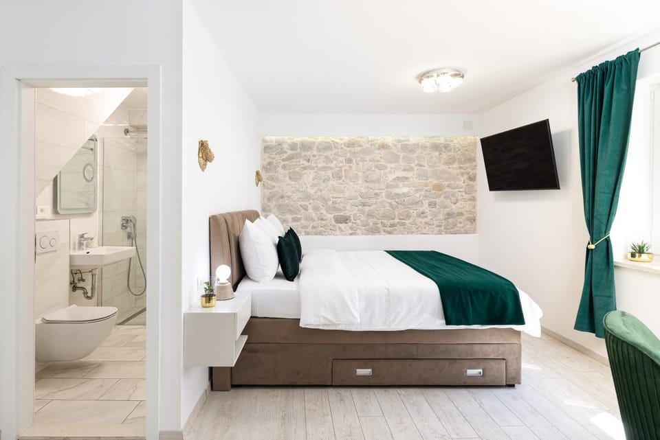 Bed, TV and multimedia, Seating area
