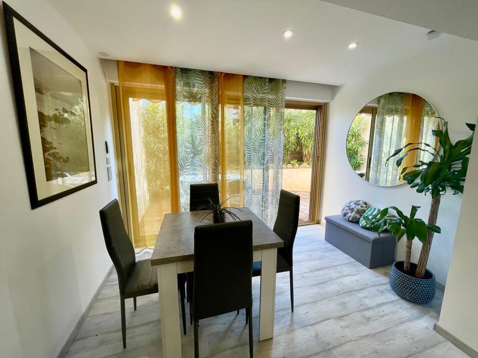 Dining area, Meals