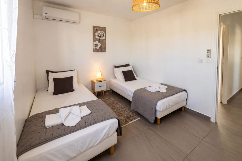 Bed, Photo of the whole room, air conditioner