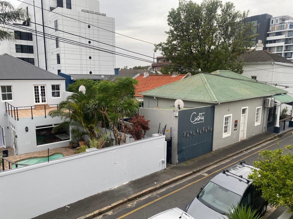 Property building, Restaurant/places to eat, Day, Neighbourhood, Street view, Location