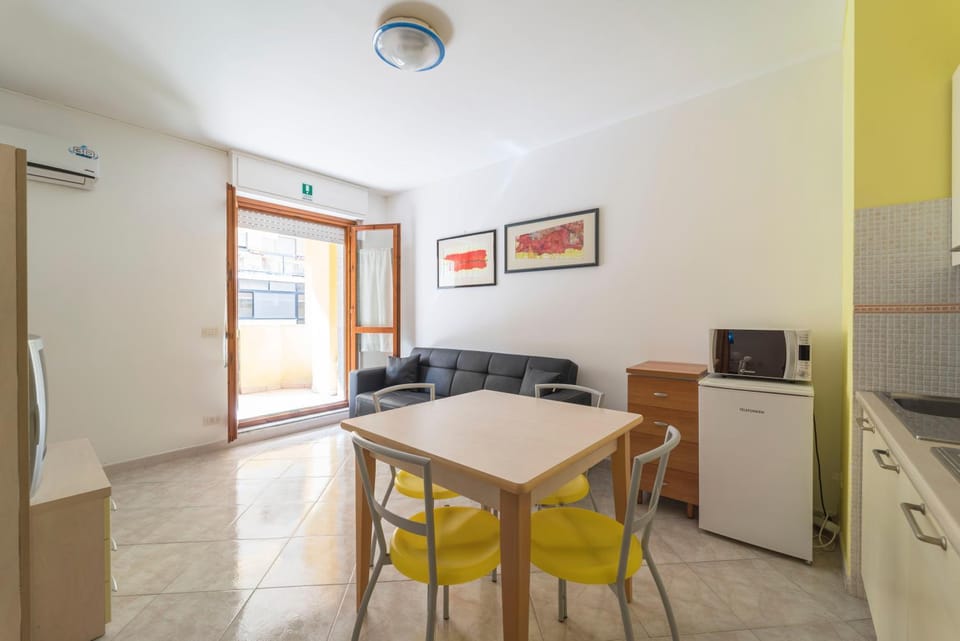 Kitchen or kitchenette, Living room, Seating area, Dining area, minibar, pet friendly, stove