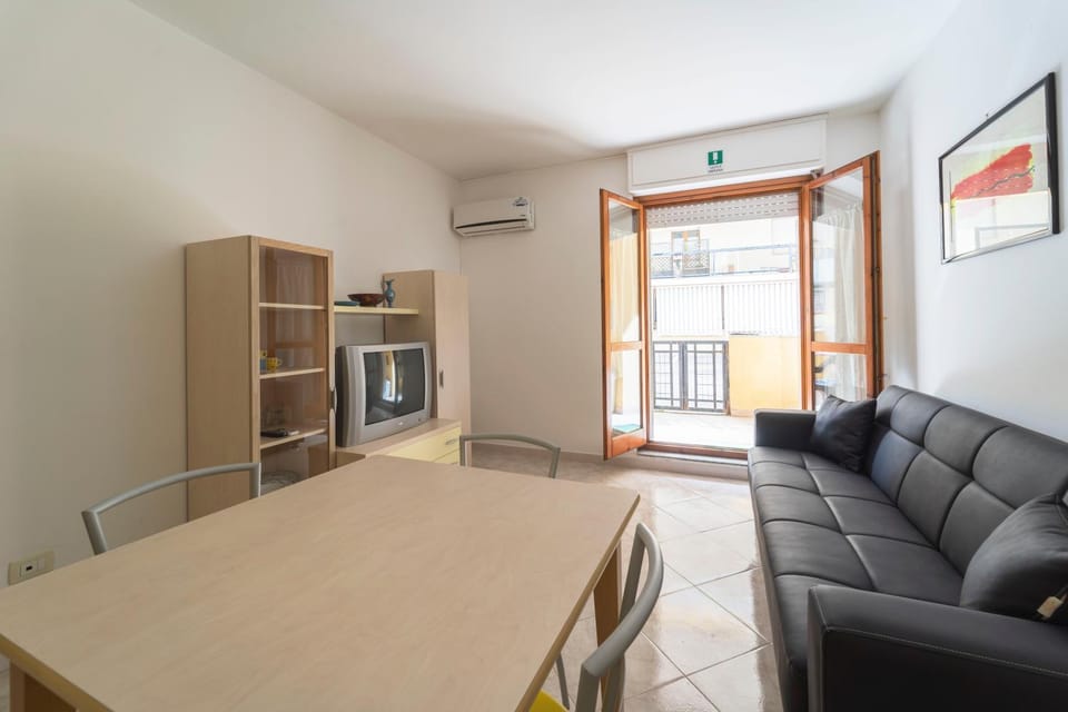 TV and multimedia, Living room, Seating area, Dining area, minibar, air conditioner