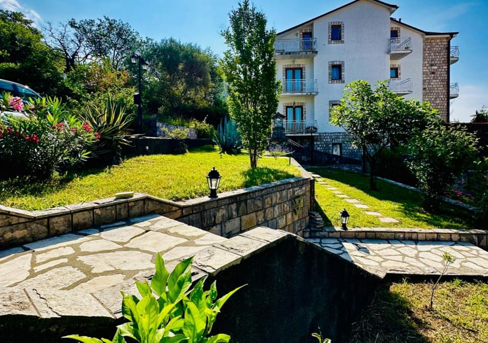 Property building, Garden, Balcony/Terrace, Garden view, Inner courtyard view