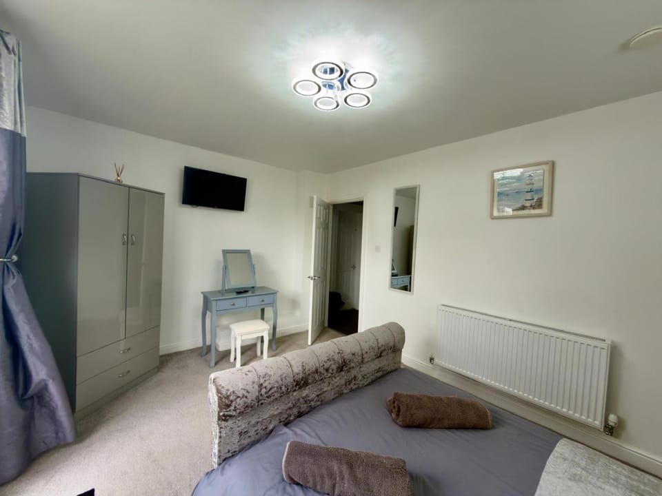 Bed, TV and multimedia, Seating area, Bedroom, wardrobe