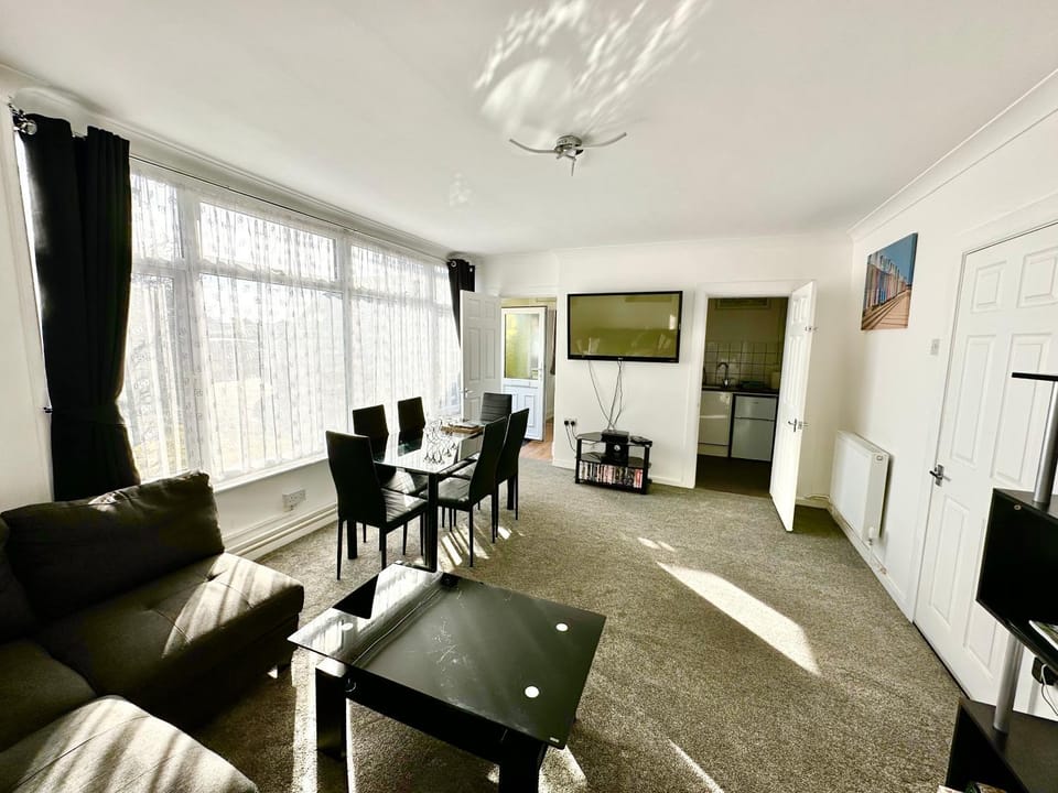 Communal lounge/ TV room, TV and multimedia, Living room, Seating area, Dining area, Evening entertainment