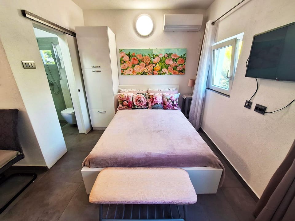 Bed, Bathroom