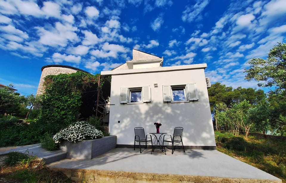 Property building, Patio, Garden, Balcony/Terrace