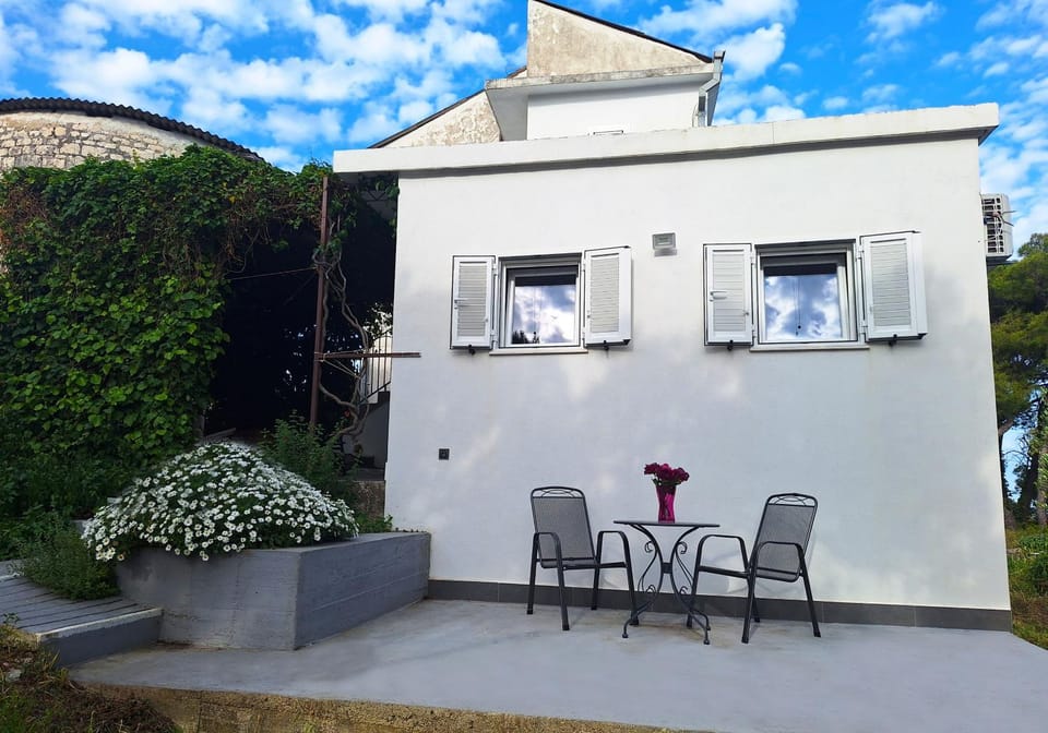 Property building, Patio, Garden, Balcony/Terrace