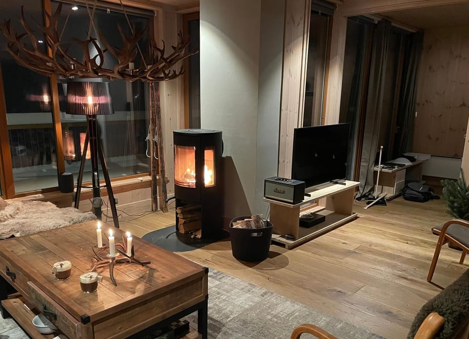 Communal lounge/ TV room, TV and multimedia, Living room, Seating area, Drinks, Alcoholic drinks