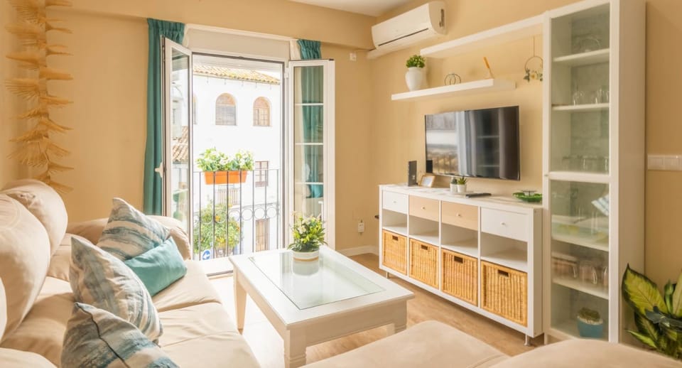 Communal lounge/ TV room, Balcony/Terrace