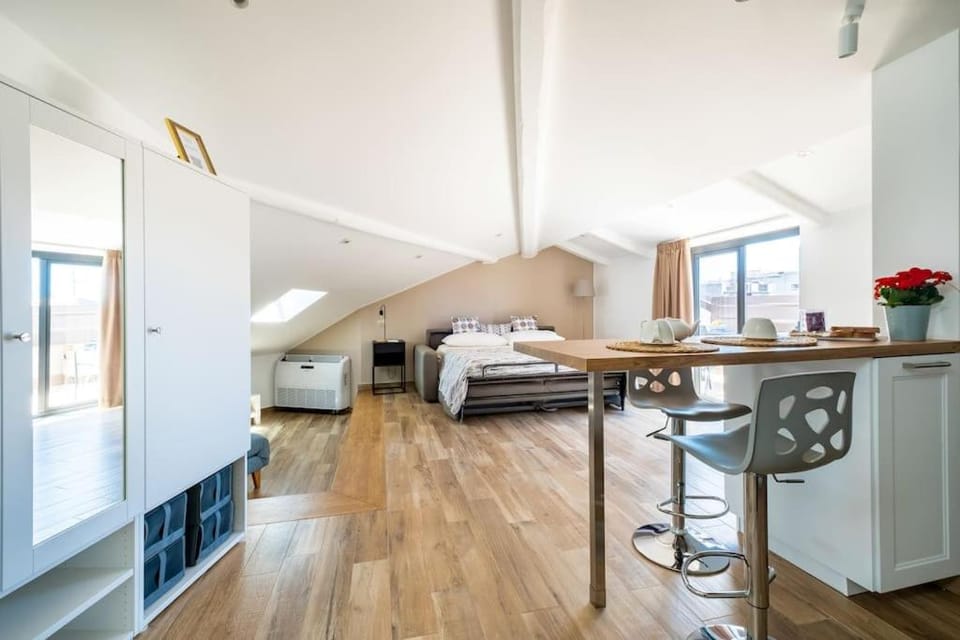 Photo of the whole room, Dining area, wardrobe