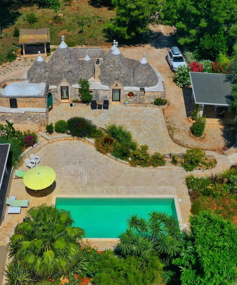 Property building, Natural landscape, Bird's eye view, Pool view, Swimming pool, Parking, sunbed