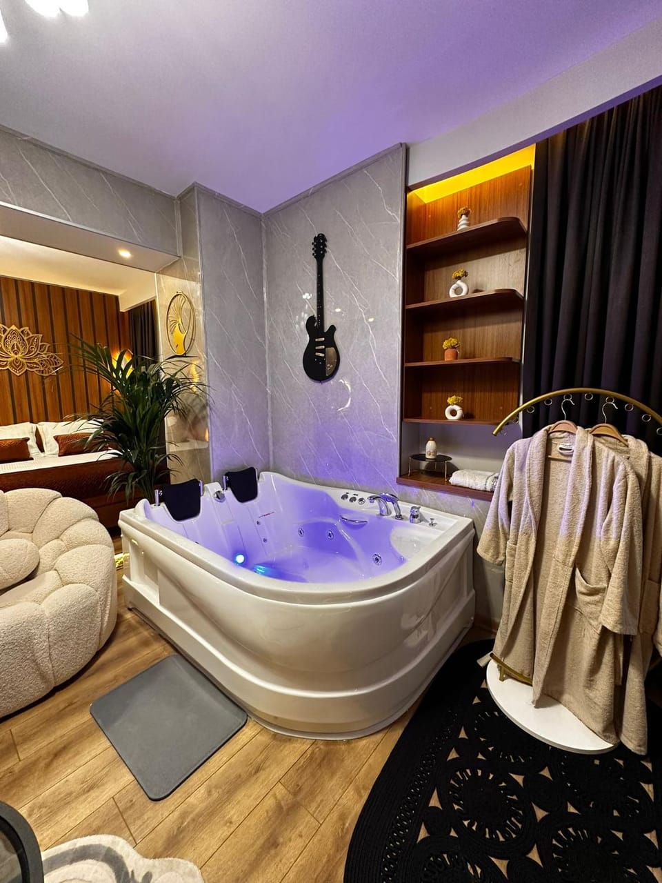 Bed, Natural landscape, Hot Tub, Living room, Photo of the whole room, Bedroom, Bath, towels