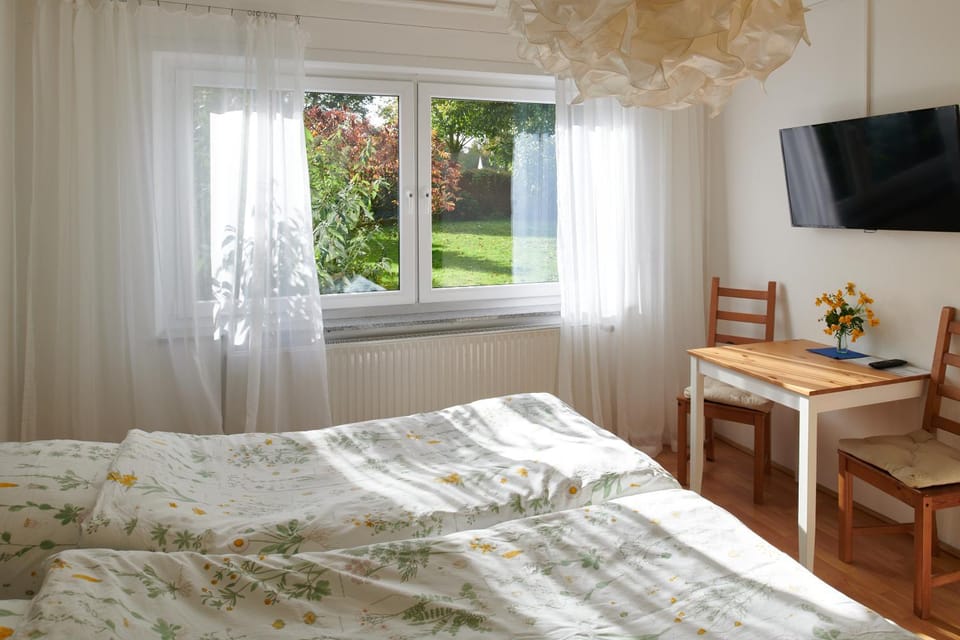 TV and multimedia, Photo of the whole room, Bedroom