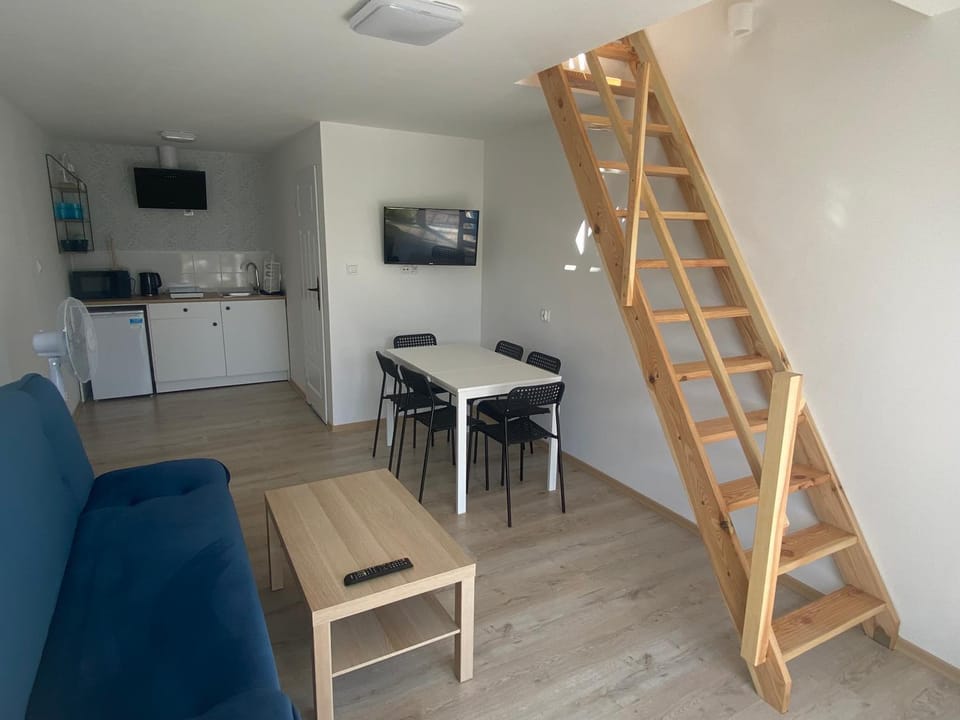 TV and multimedia, Kitchen or kitchenette, Living room, Seating area, Dining area, stove