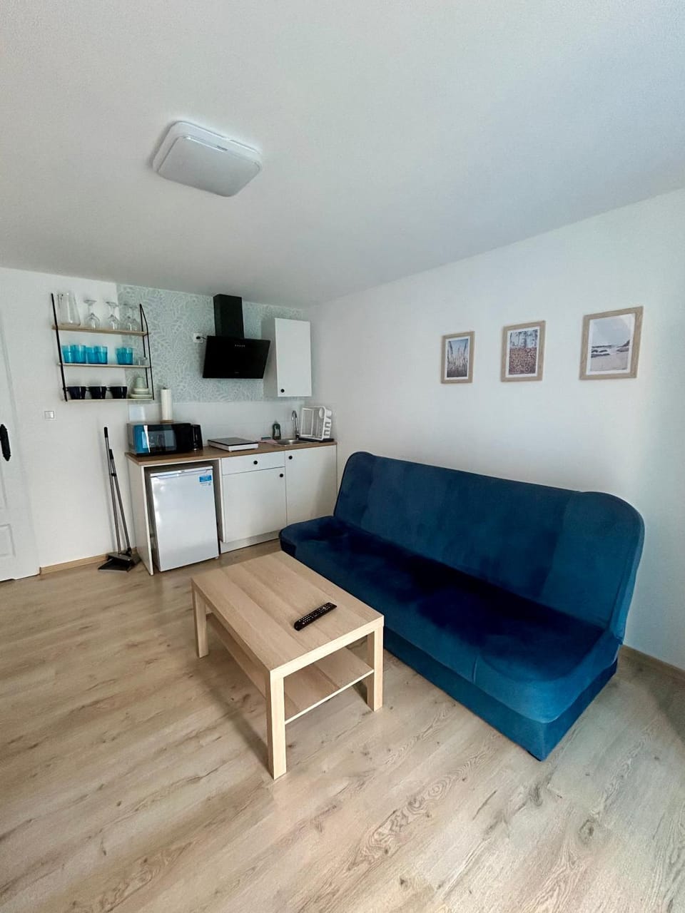TV and multimedia, Kitchen or kitchenette, Living room, Seating area