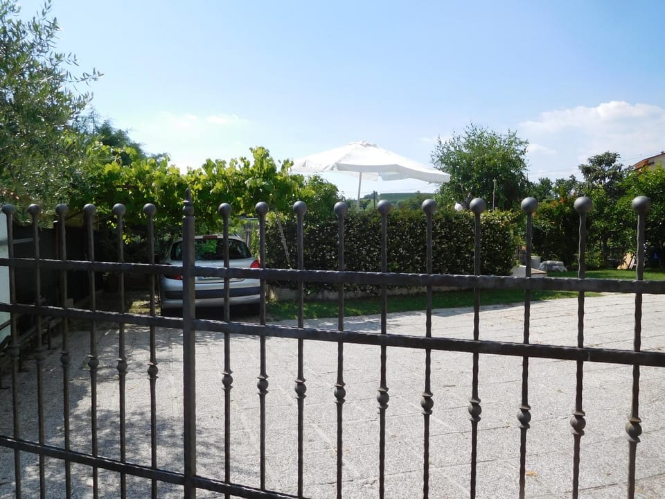 Garden, Parking