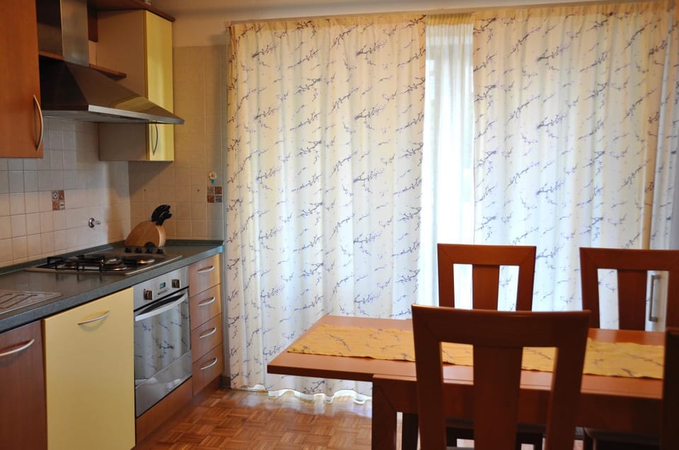 Dining area, kitchen