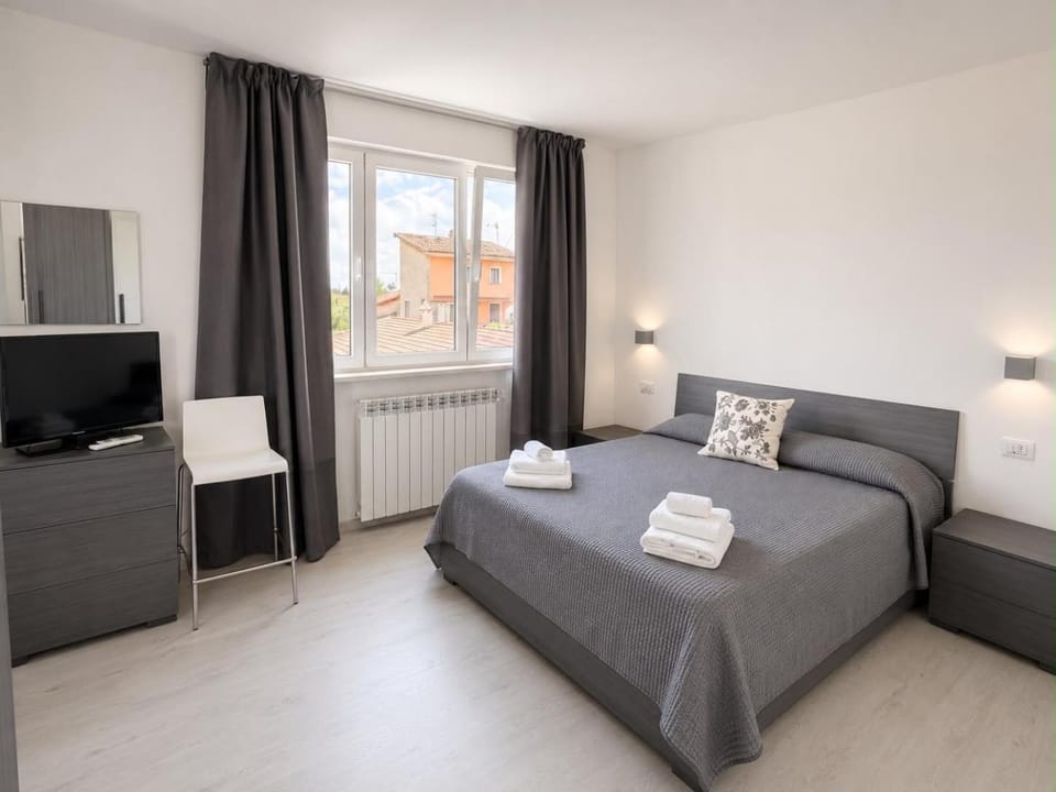Bed, TV and multimedia, Photo of the whole room, Bedroom, internet, towels
