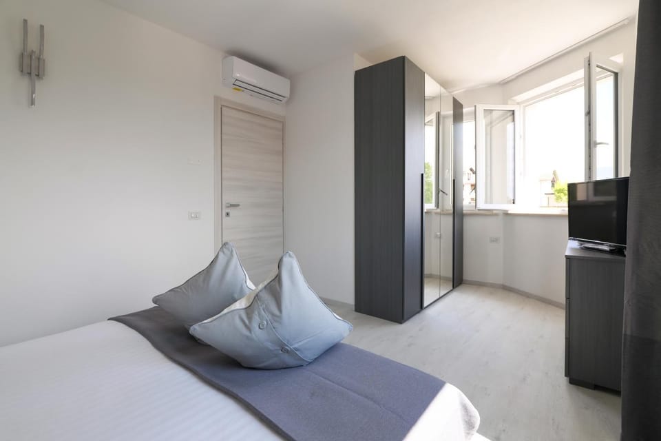 Bed, Photo of the whole room, Bedroom, wardrobe, air conditioner