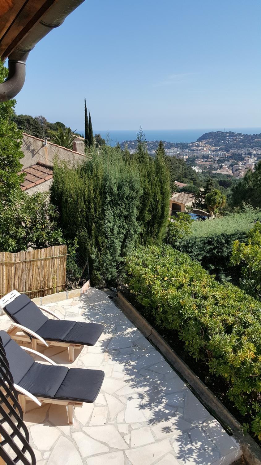 APPARTEMENT REZ DE JARDIN DANS VILLA VUE MER Apartment in Cavalaire-sur-Mer