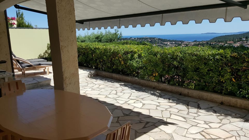 APPARTEMENT REZ DE JARDIN DANS VILLA VUE MER Apartment in Cavalaire-sur-Mer