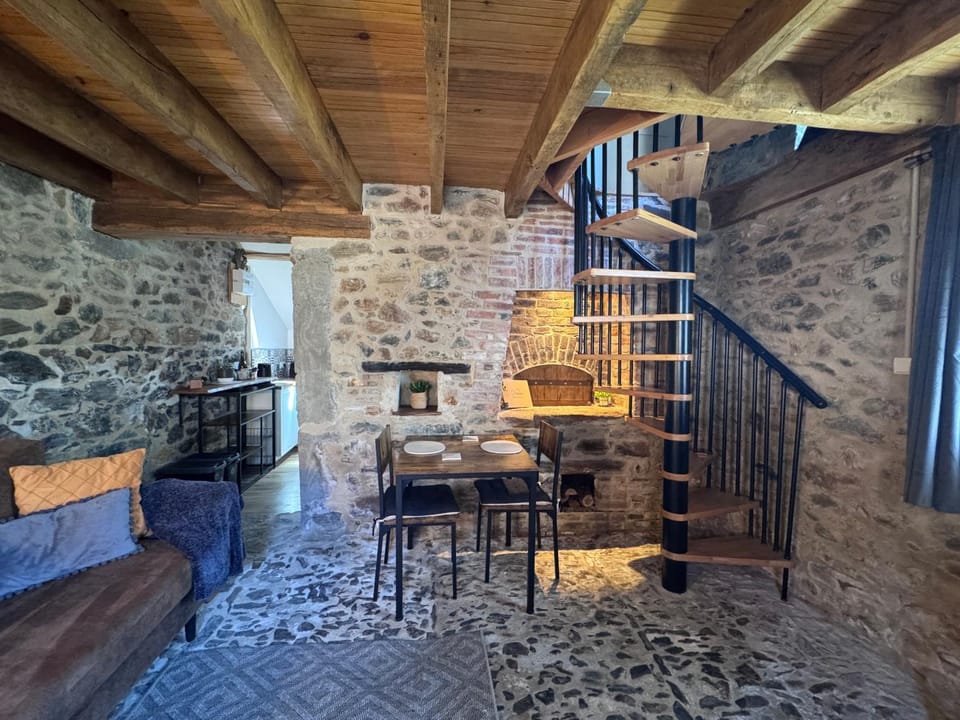 Rose Cottage House in Nouvelle-Aquitaine