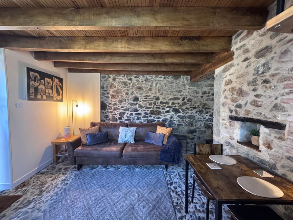 Rose Cottage House in Nouvelle-Aquitaine