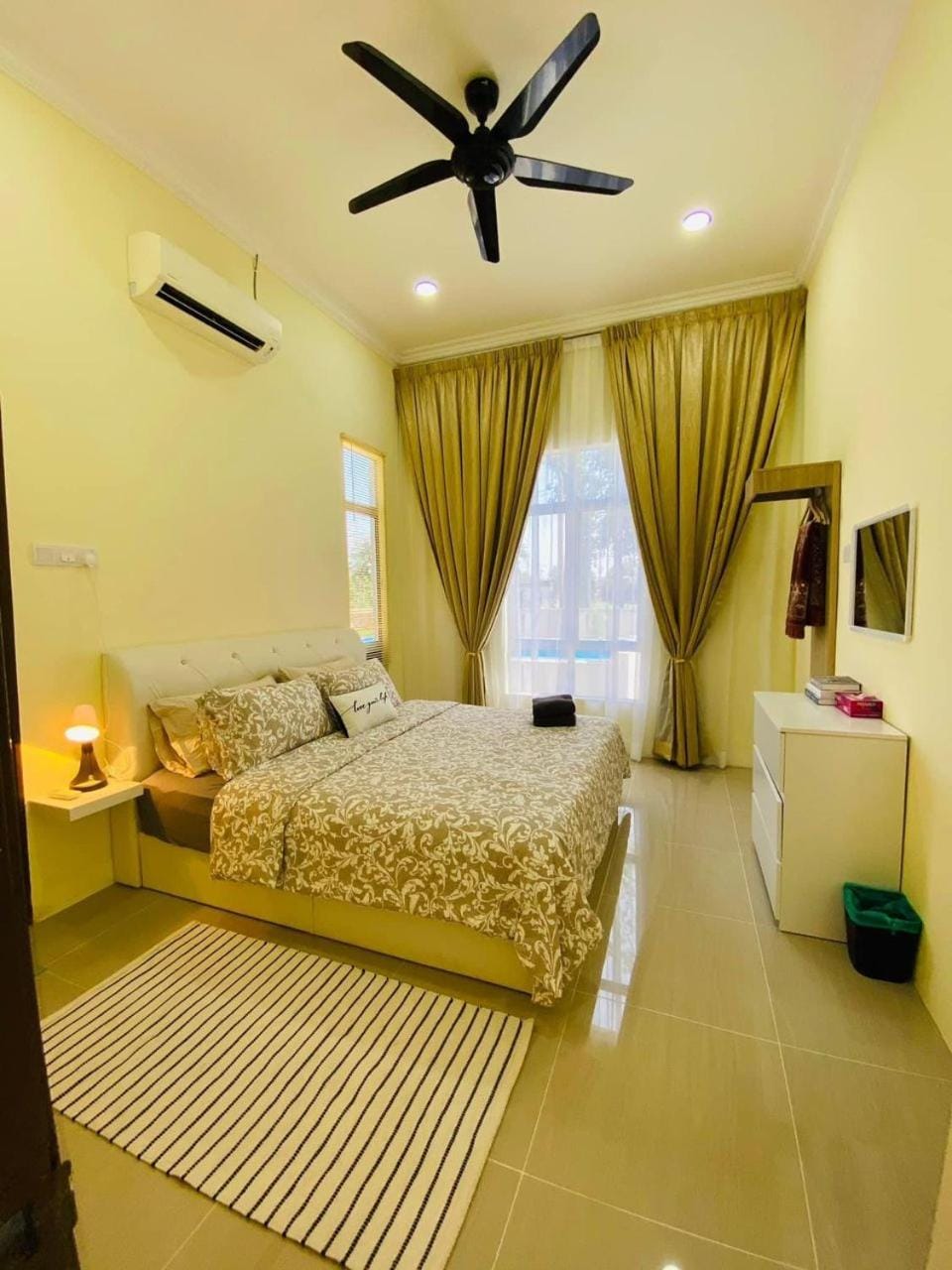 Photo of the whole room, Bedroom