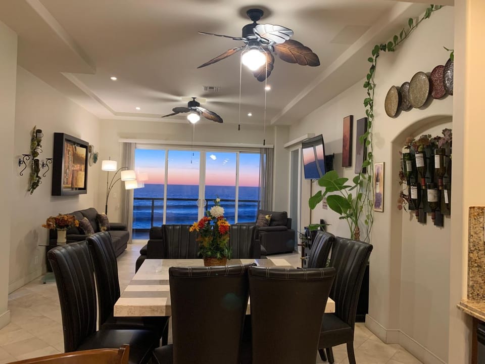 ACCESS - BEACH Penthouse PAPAS and BEER 2 miles WIFI Apartment in Rosarito