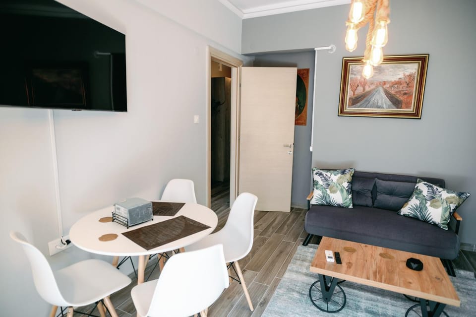 TV and multimedia, Living room, Seating area, Dining area