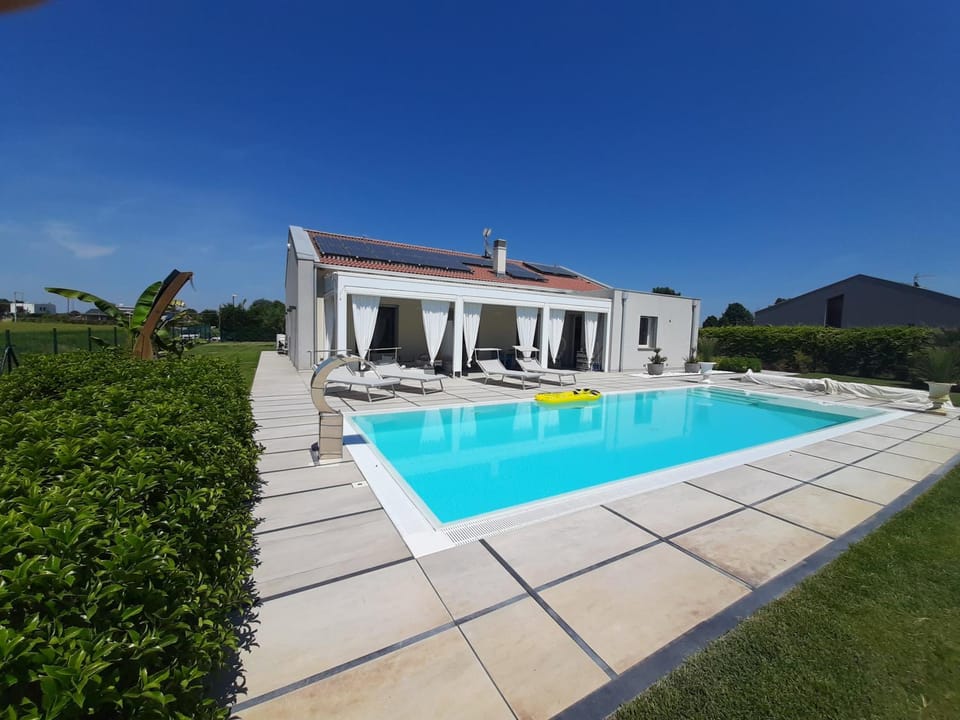 Swimming pool, Swimming pool