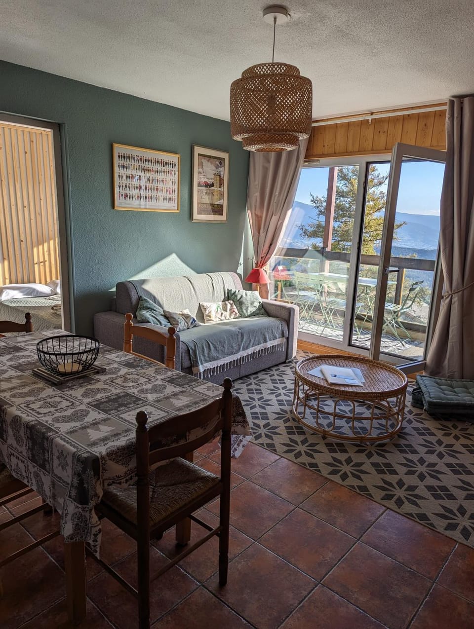 Living room, Dining area, Mountain view