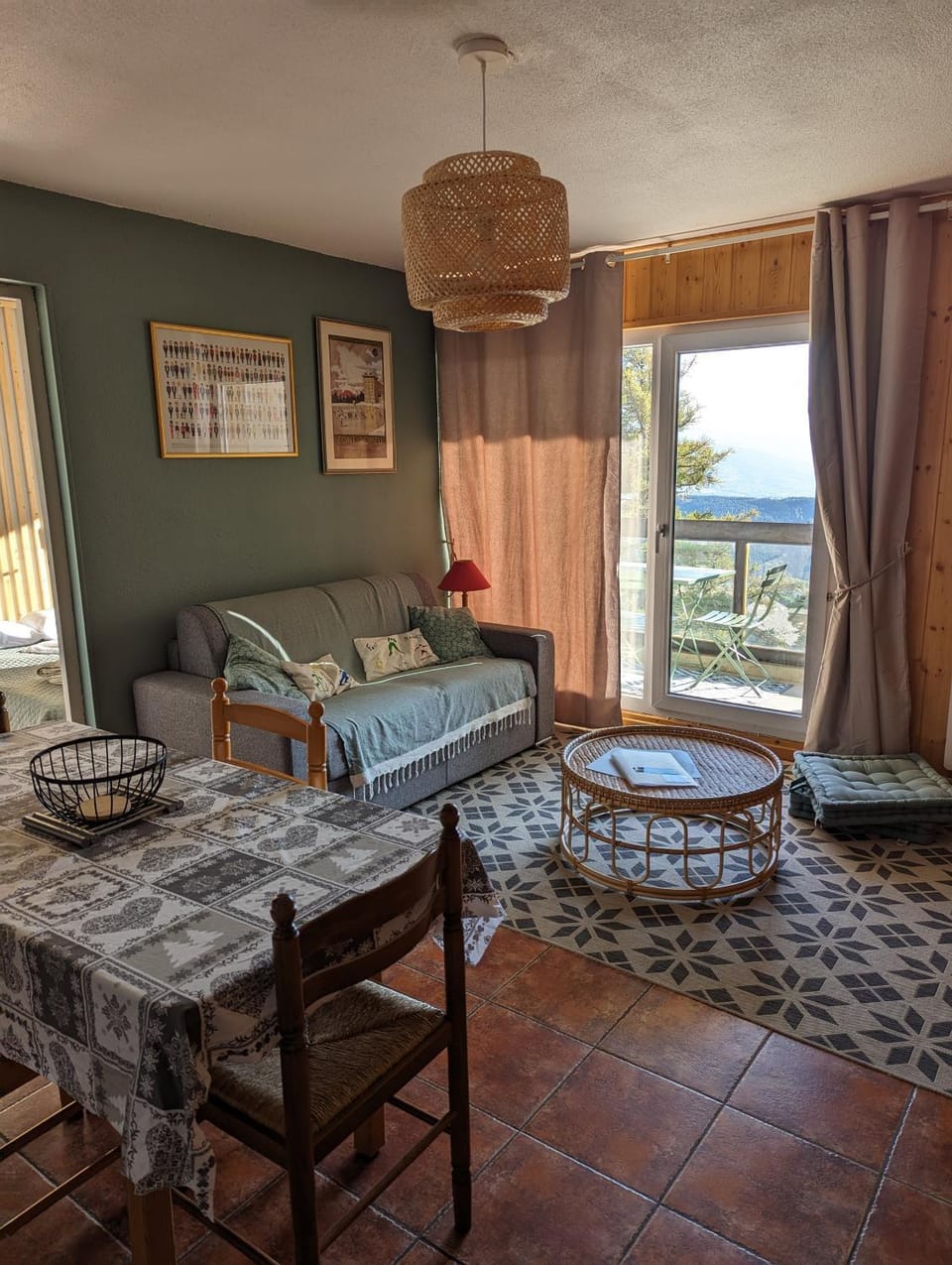 Living room, Dining area, Mountain view