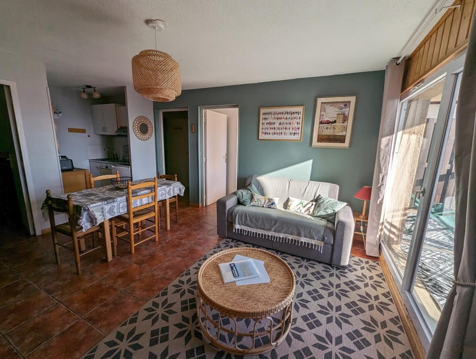 Living room, Dining area, Mountain view