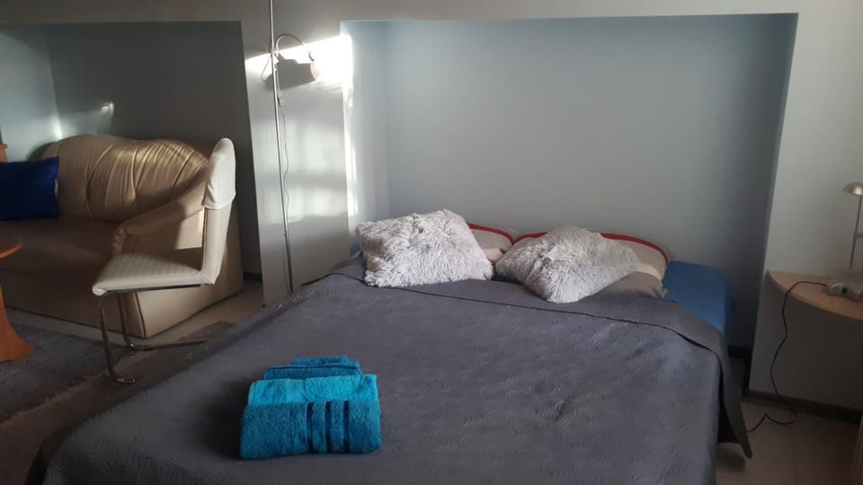 Bed, towels