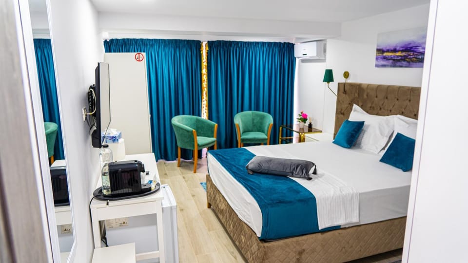 Bed, TV and multimedia, Coffee/tea facilities, Photo of the whole room, Seating area, Bedroom, wardrobe