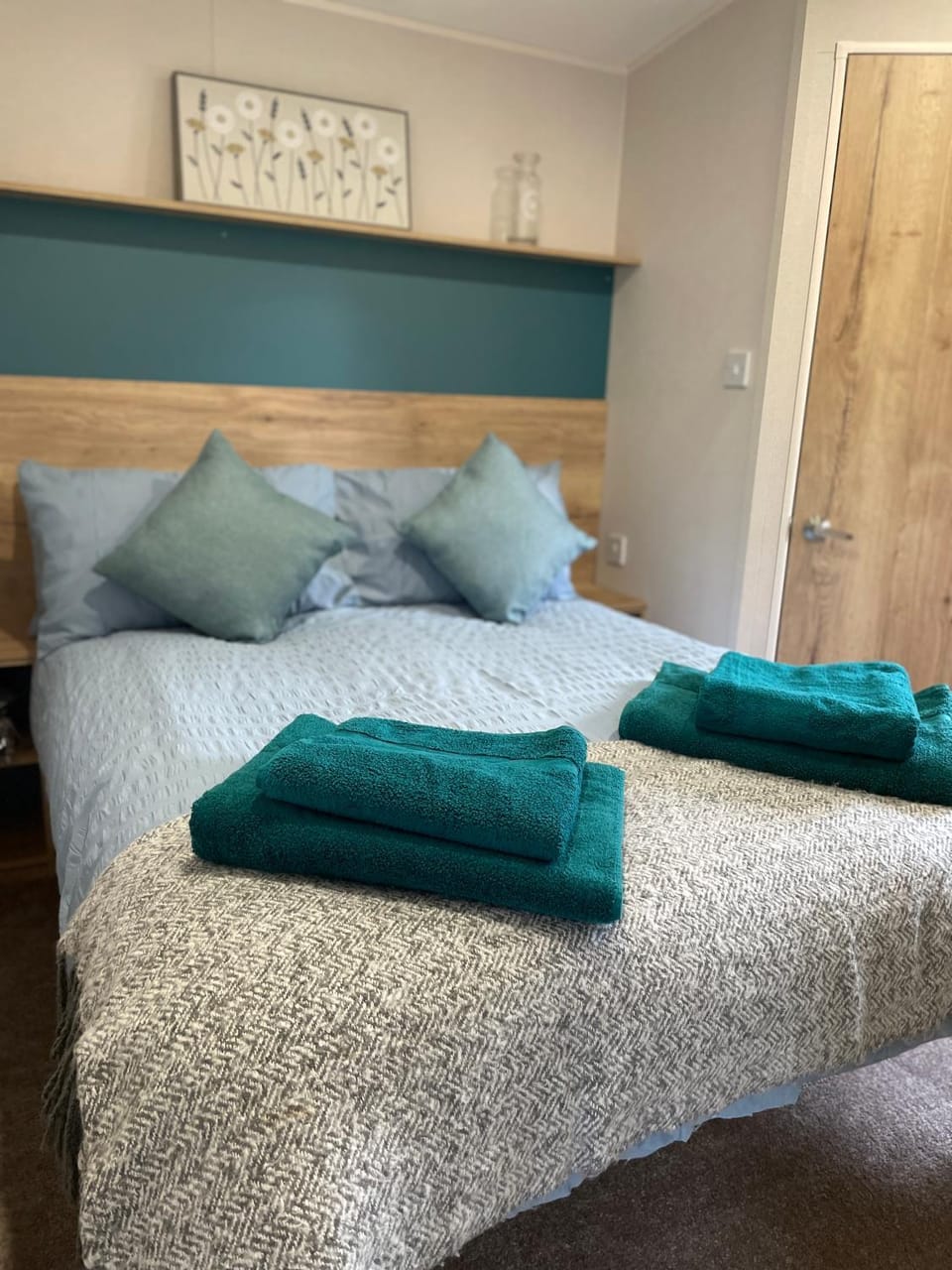 Bed, Bathroom, Decorative detail, Bedroom, towels