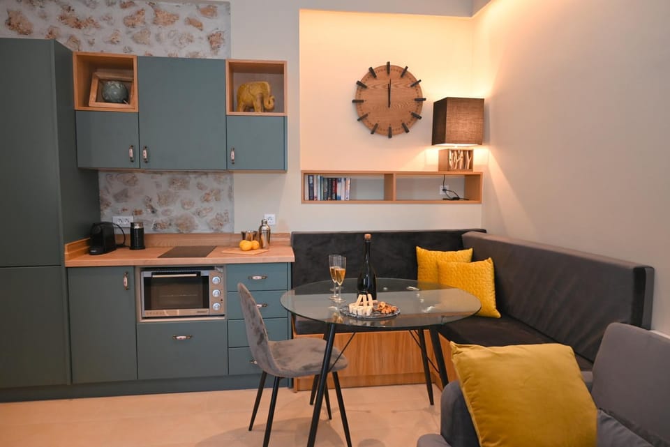 Kitchen or kitchenette, Living room, Seating area, Dining area