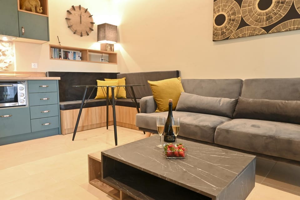 Seating area, Dining area